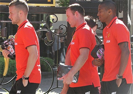 Van Gaal không cho phép MU được nghỉ xả hơi - 2 Chicharito vẫy chàů người hâm mộ. Tiền đạo người Mexico đã không thi đấu tại trận đấu gặp LA Galaxy