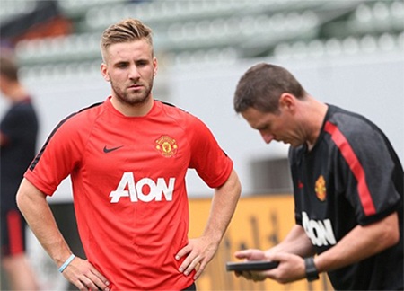 Hậu vệ trẻ Luke Shaw được trợ lý huấn luyện viên hướng dẫn trong một bài tập