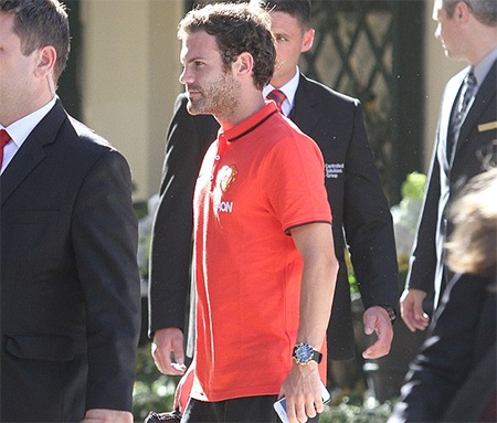 Van Gaal không cho phép MU được nghỉ xả hơi - 4 Mata đi trong vòng vây của nhân viên bảo vệ