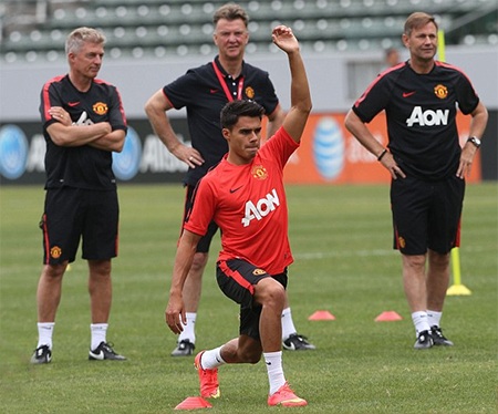 Van Gaal quan sát các học trò tập luyện