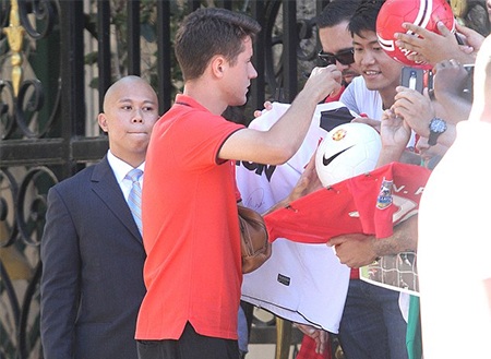 Van Gaal không cho phép MU được nghỉ xả hơi - 7 Rất đông người hâm mộ đến tiễn chân Mŕ. Herrera tranh thủ để kí tặng người hâm mộ