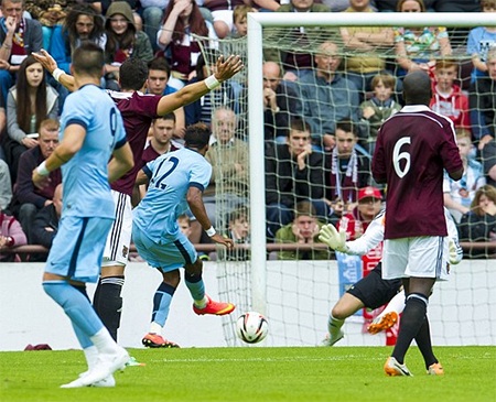 Thắng trận giao hữu, Man City mất "hổ tướng" - 2 Sinclair ghi bàn sau đường kiến tạo của Negredo ở phút 25