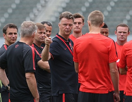 Van Gaal chỉ đạo học trò tập luyện. Trông ông rất nghiêm nghị