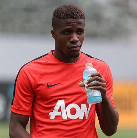 Winfred Zaha bổ sung thêm nước sau quãng thời gian tập luyện vất vả