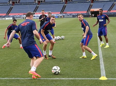 Van Gaal không cho phép MU được nghỉ xả hơi - 15 Các cầu thủ MU thực hiện một bài tập đối kháng