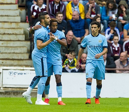 Thắng trận giao hữu, Man City mất "hổ tướng" - 3 Sinclair đang đứng trước tương laiȠđầy bất ổn tại Man City