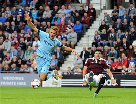 Thắng trận giao hữu, Man City mất "hổ tướng" - 6 .Emyr Huws của Manchester City (trái) tranh bóng với Callum Paterson của Hearts