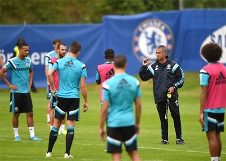 Mourinho nhắc nhở các học trò trong buổi tập