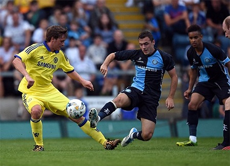 Terry tỏa sáng giúp Chelsea thắng giòn giã - 6 John Swift của Chelsea và Josh Scowen của Wymcombe tranh bóng
