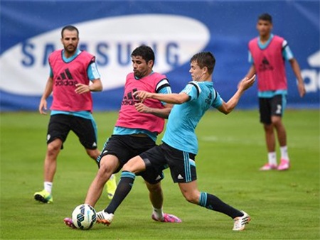 Mourinho nhắc nhở các học trò trong buổi tập