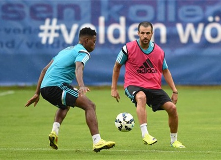 Cesc Fabregas chuyền bóng trước sự áp sát của Nathaniel Chalobah