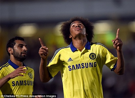 Terry tỏa sáng giúp Chelsea thắng giòn giã - 19 Bamford tranh bóng với Sam Wood
