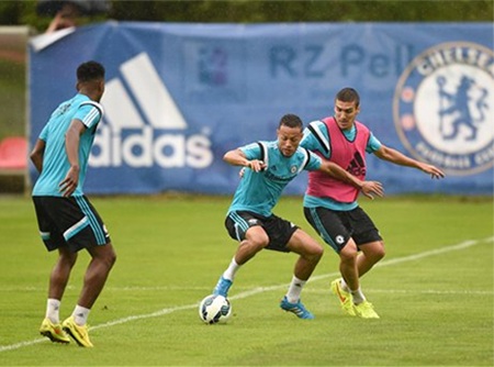 Cesc Fabregas chuyền bóng trước sự áp sát của Nathaniel Chalobah