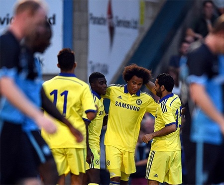 Terry tỏa sáng giúp Chelsea thắng giòn giã - 20 Các cầu thủ Chelsea chúc mừng Brown