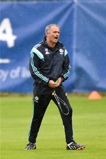 Mourinho hò hét rất mạnh mẽ