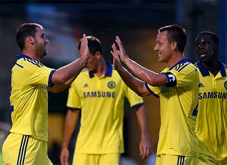 Terry tỏa sáng giúp Chelsea thắng giòn giã - 13 Terry chia vui với đồng đội sau khi Chelsea có thêm bàn thắng
