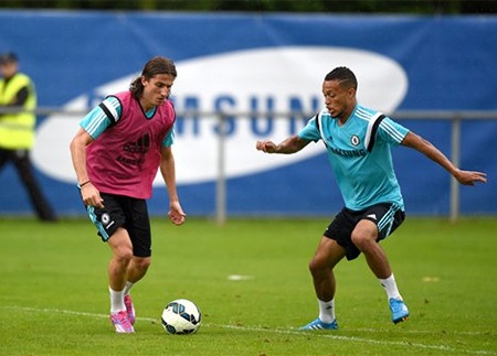 Pha tranh bóng giữa Lewis Baker và Luis