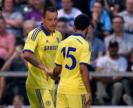 Terry tỏa sáng giúp Chelsea thắng giòn giã - 10 Salah chia vui với Terry sau khi đội trưởng The Blues ghi bàn