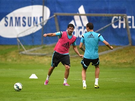 Pha tranh bóng giữa Lewis Baker và Luis