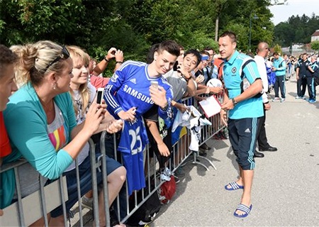 Khá đông khán giả tới theo dõi Chelsea tập luyện ở Waldarena, Velden, Áo