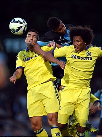 Terry tỏa sáng giúp Chelsea thắng giòn giã - 15 Oriol Romeu và Izzy Brown tranh bóng trên không với một cầu thủ Wymcombe