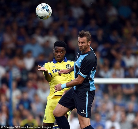 Terry tỏa sáng giúp Chelsea thắng giòn giã - 17 Nathaniel Chalobah thắng Paul Hayes của Wycombe trong pha tranh chấp trên không