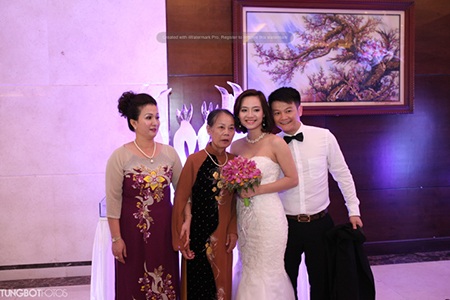 Cặp vợ chồng trẻĠbên song thân