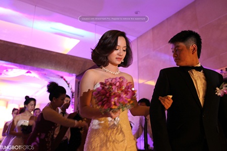 Cặp đôi Văn Quyến - Thanh Hằng bước lên làm lễ thành công