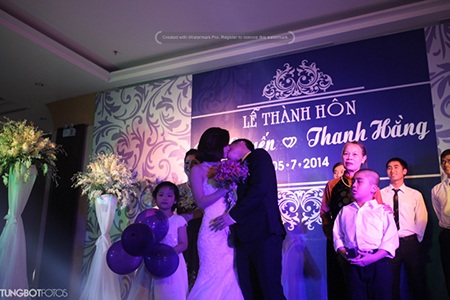 Thậm chí anh không ngần ngại trao cho cô dâu nụ hôn nồng cháy