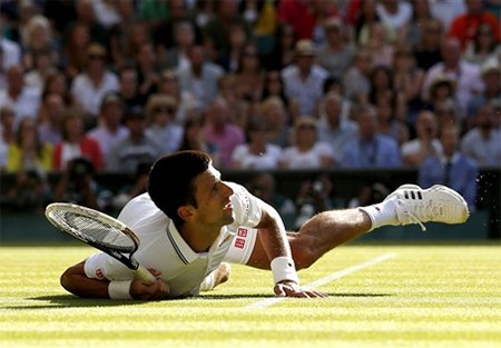 Tay vợt người Serbia đã rất vất vả, không dưới một lần anh phải đo đất sau nỗ lực cứu bóng