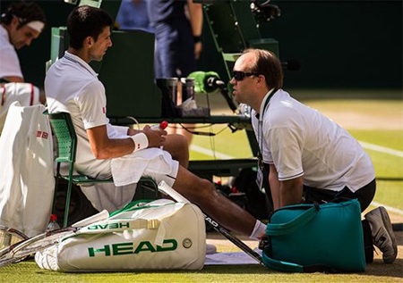Djokovic đã phải nhờ tới sự trợ giúp của các chuyên viên y tế
