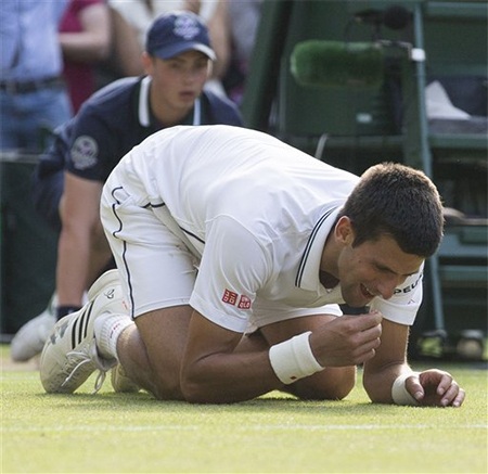 Niềm hạnh phúc của Nole, anh không ngần ngại quỳ ngay xuống sân cỏ