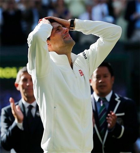 Phút nghẹn ngào của Djokovic khi chờ được trao cúp