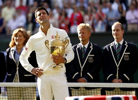 Gương mặt lộ rõ vẻ sung sướng của Nole khi anh đứng chờ để phát biểu