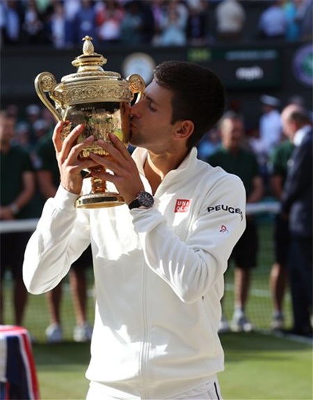 Nụ hôn ngọt ngào của Djokovic dành cho chiếc cúp vô địch