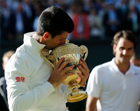 Hình ảnh Djokovic hôn cúp với Federer làm nền