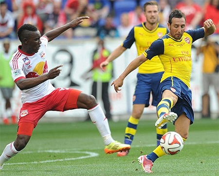 Arsenal gục ngã trước đội bóng của Thiery Henry - 3 Santi Cazorla tranh bóng cùng Ambroise Oyongo