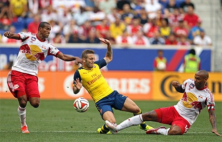 Arsenal gục ngã trước đội bóng của Thiery Henry - 5 Trận đấu diễn ra quyết liệt, Henry trong pha vào bóng quyết liệt với Wilshere
