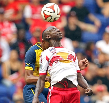 Arsenal gục ngã trước đội bóng của Thiery Henry - 6 Bradley Wright-Phillips trong pha không chiến
