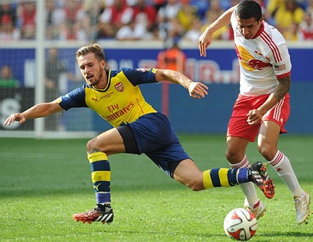 Arsenal gục ngã trước đội bóng của Thiery Henry - 7 Tim Cahill phạm lỗi với Aaron Ramsey