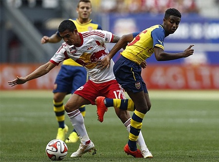 Arsenal gục ngã trước đội bóng của Thiery Henry - 9 Gedion Zelalem tranh bóng với Cahill