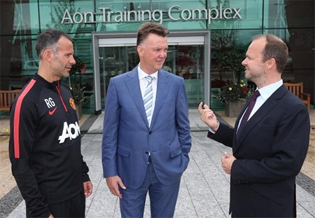 Van Gaal nói chuyện với Ed Woodward trước khi bước vào trung tâm