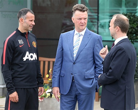 Van Gaal nói chuyện với Ed Woodward trước khi bước vào trung tâm