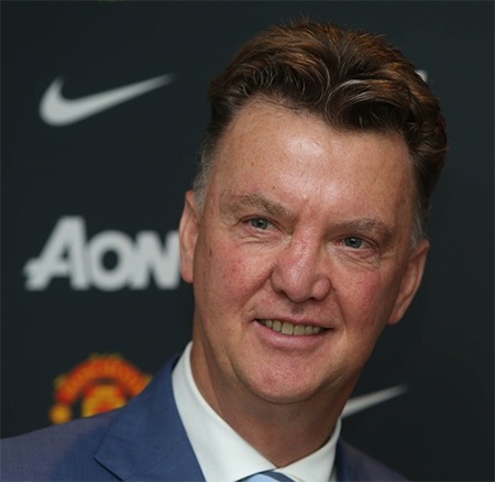 Van Gaal nói chuyện với Ed Woodward trước khi bước vào trung tâm