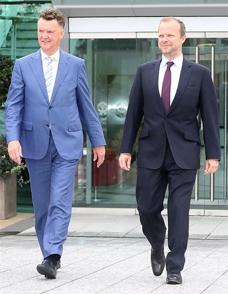 Van Gaal nói chuyện với Ed Woodward trước khi bước vào trung tâm