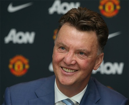 Nụ cười rạng rỡ của Van Gaal. Giờ đây ông đã chính thức trở thành người dẫn dắt MU