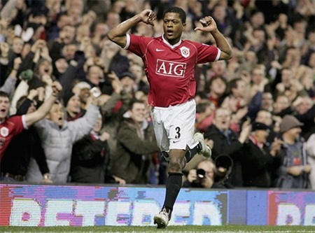 8 năm rực rỡ của Evra trong màu áo MU - 4 Tháng 1/2006, Manchester United chiêu mộ Patrice Evra từ Monaco