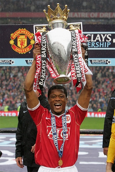 8 năm rực rỡ của Evra trong màu áo MU - 5 Chiếc cúp vô địch Premier League đầu tiên của Evra cùng MU ở mùa giải 2006/07