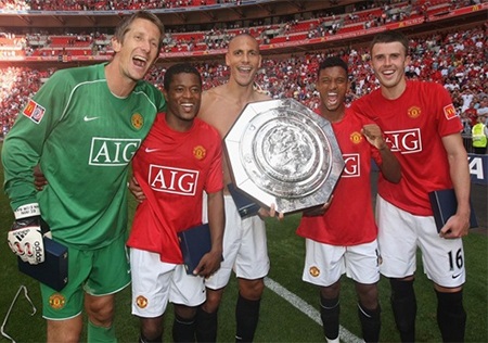 8 năm rực rỡ của Evra trong màu áo MU - 6 Evra ăn mừng Community Shield cùng các đồng đội ở đầu mùa 2007/08