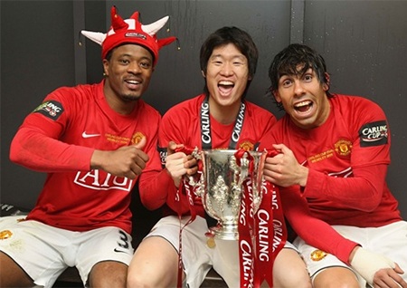 8 năm rực rỡ của Evra trong màu áo MU - 10 Evra tiếp tục gặt hái thành công với MU với chiếc cúp vô địch thế giới cấp CLB